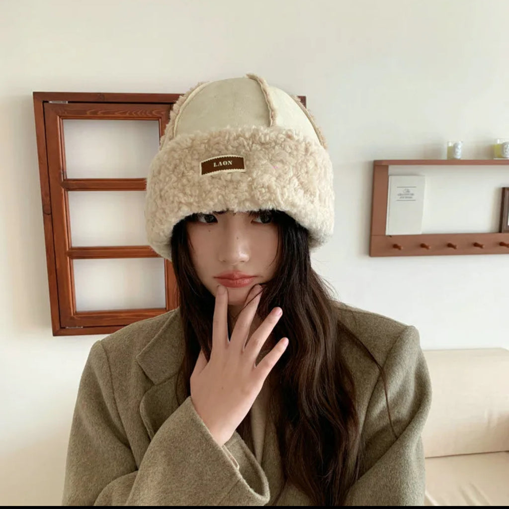 Chapeau De Style Coréen D'hiver Avec Peau De Cerf En Tissu Doublé De Fourrure Synthétique Capuche
Pour Protection Des Oreilles Chaud Et Isolant