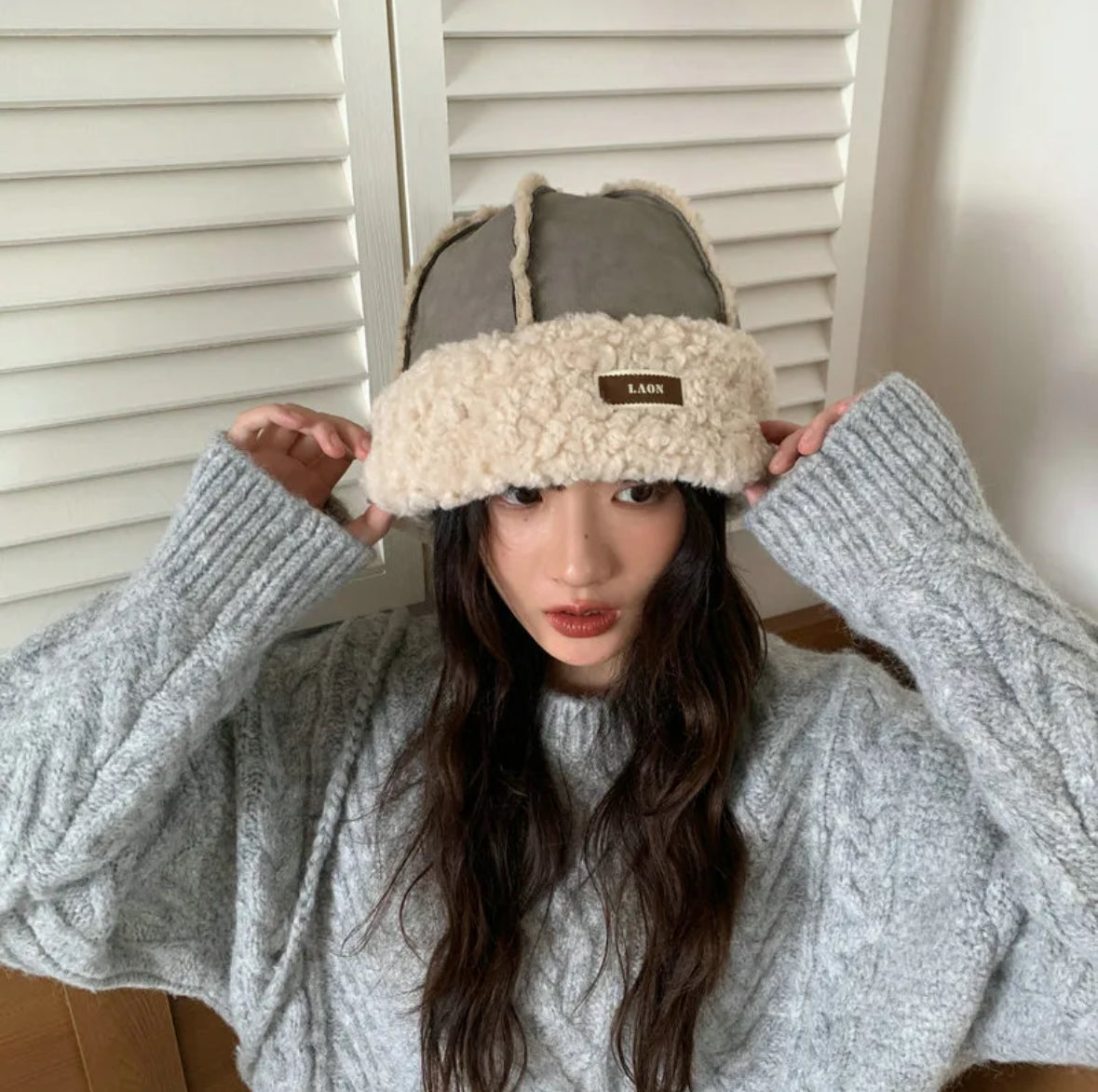 Chapeau De Style Coréen D'hiver Avec Peau De Cerf En Tissu Doublé De Fourrure Synthétique Capuche
Pour Protection Des Oreilles Chaud Et Isolant