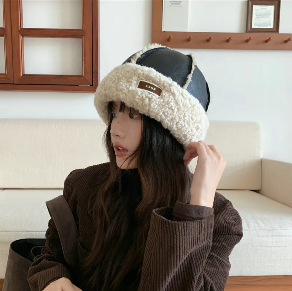 Chapeau De Style Coréen D'hiver Avec Peau De Cerf En Tissu Doublé De Fourrure Synthétique Capuche
Pour Protection Des Oreilles Chaud Et Isolant