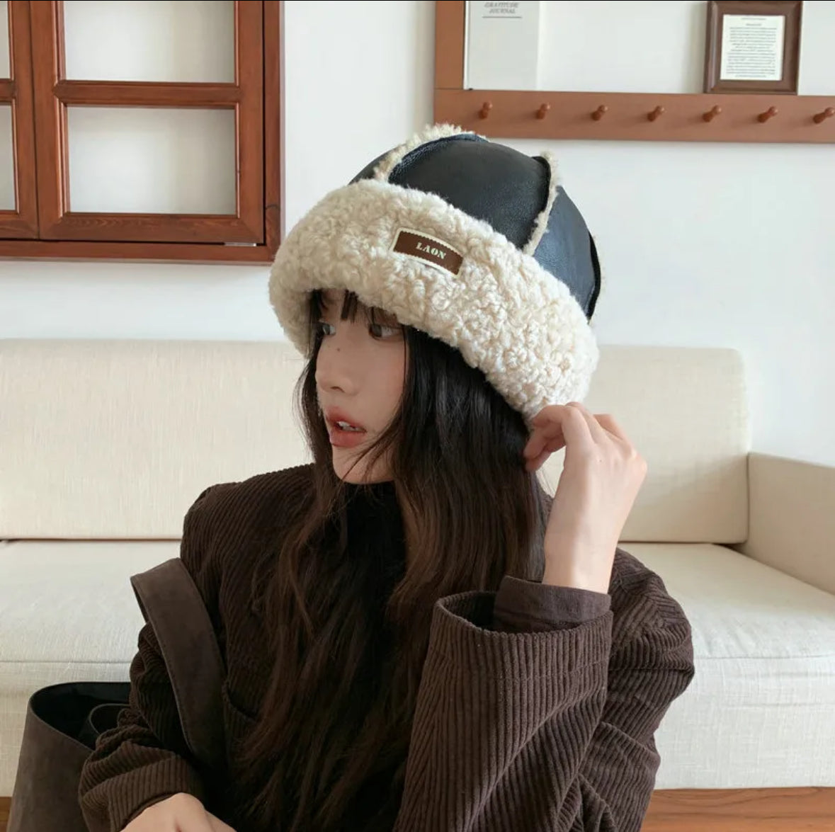 Chapeau De Style Coréen D'hiver Avec Peau De Cerf En Tissu Doublé De Fourrure Synthétique Capuche
Pour Protection Des Oreilles Chaud Et Isolant